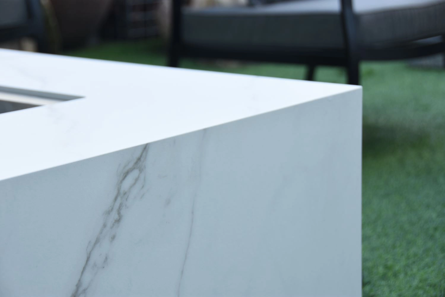 Tambora Marble Porcelain Fire Pit (Elementi) - White / Natural Gas