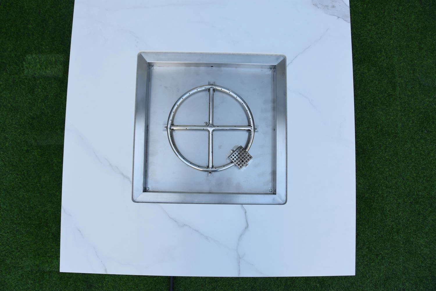 Tambora Marble Porcelain Fire Pit (Elementi) - White / Natural Gas